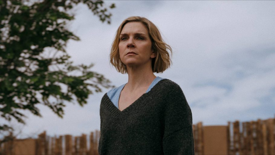 Rhea Seehorn interpretando Carol e olhando para longe em Pluribus