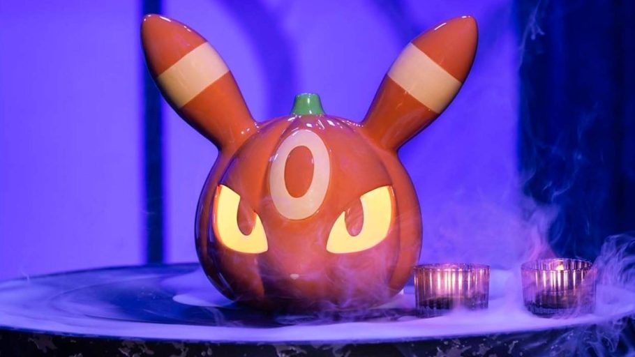 Produtos temáticos de Pokémon com decoração de Halloween