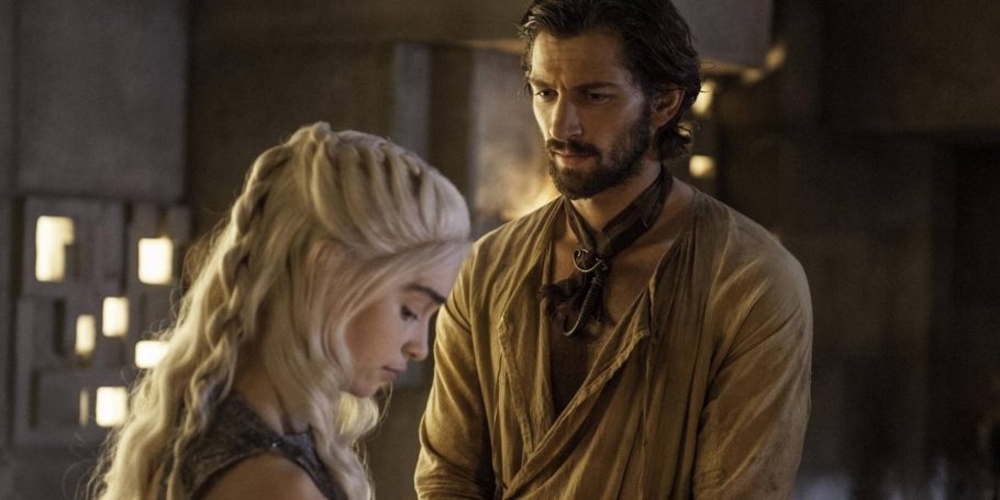 Daario Naharis observa Daenerys em Game of Thrones
