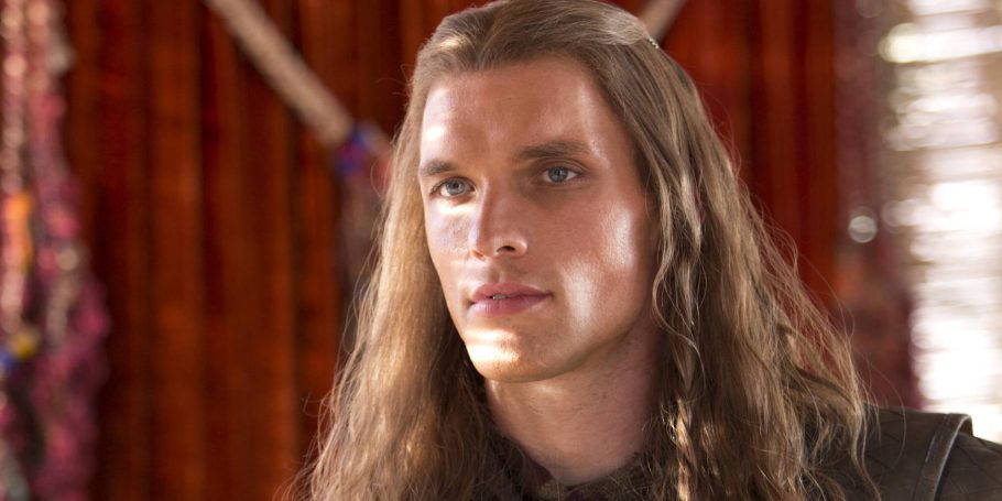 Ed Skrein como Daario Naharis em uma tenda de Game of Thrones