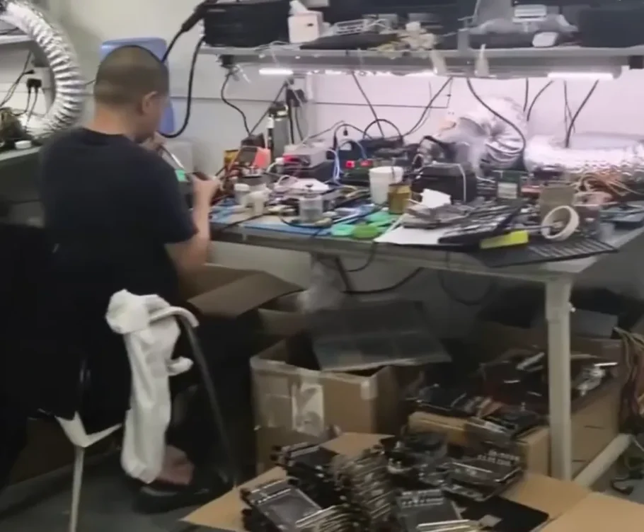 Placas RTX 5090 sendo desmontadas em uma fábrica na China