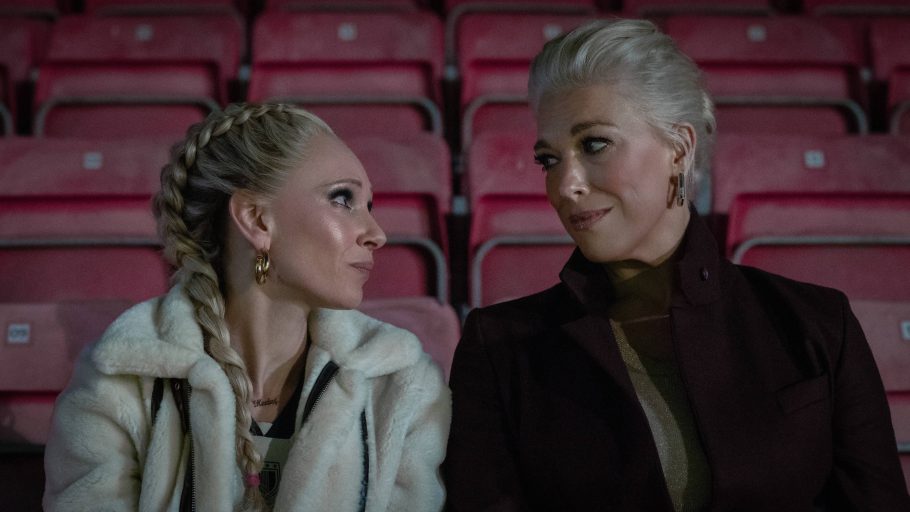 Keeley e Rebecca sorrindo uma para a outra no estádio